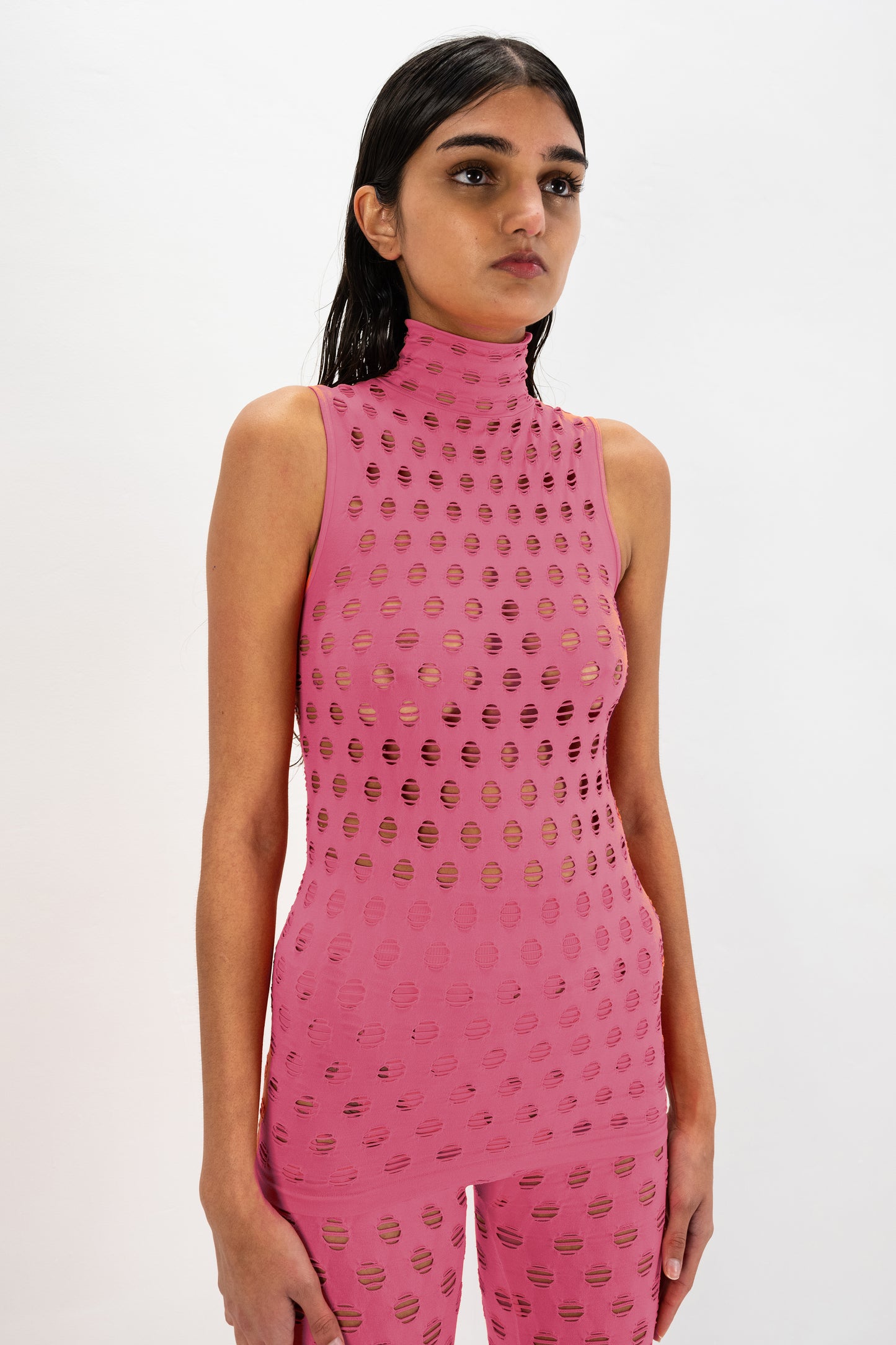 PERFORATED SLEEVELESS TURTLENECK